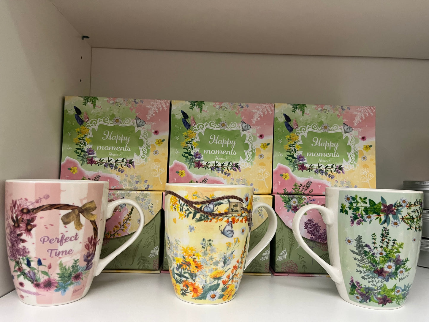 Tazze con fiori ed erbe